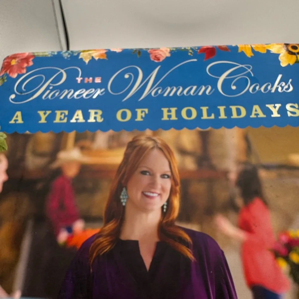 The Pioneer Woman Cooks: A Year of Holidays - Blue and Red Cover
